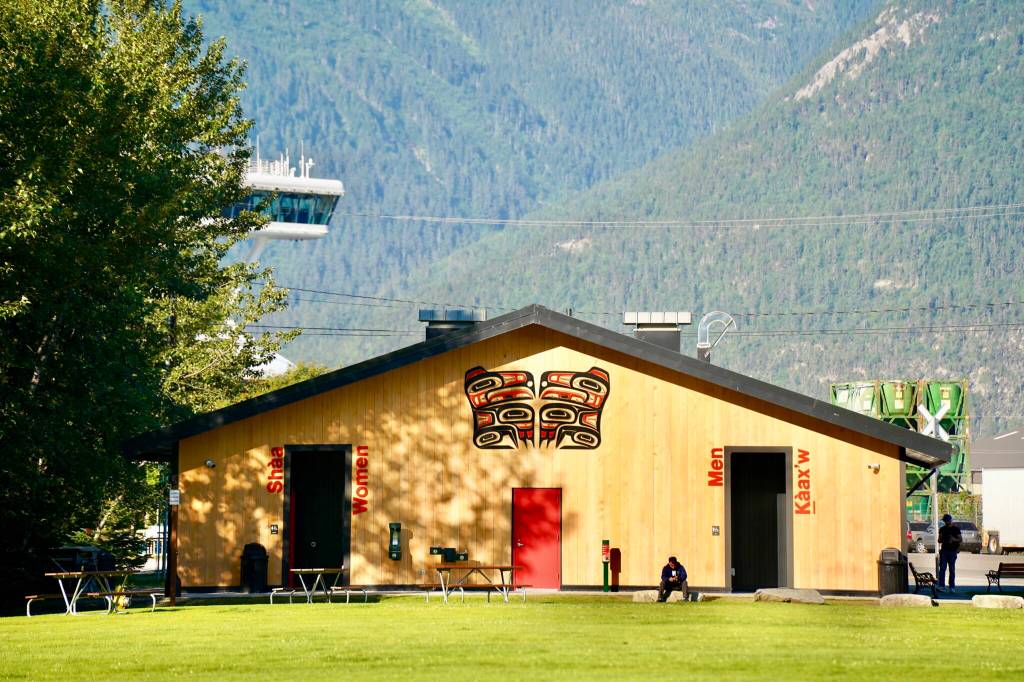 Skagways Shoreline Park Facility with Lingít formline double-eagle art piece by lifelong Skagway resident Néechxwúduyaa Beau Dennis. (Photo by Shaelene Grace Moler)